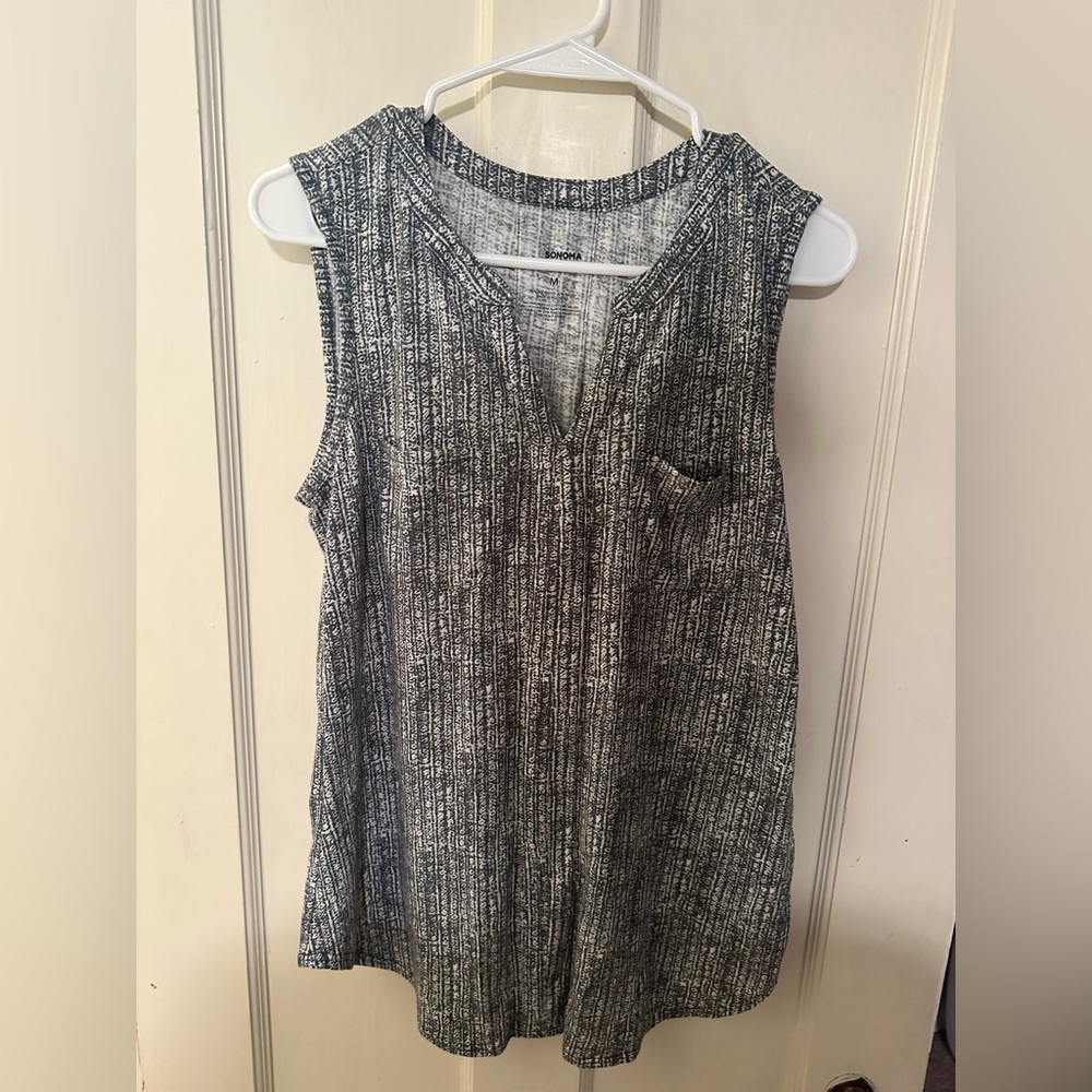 Sonoma women’s sleeveless blouse in dark gray and white. Size medium